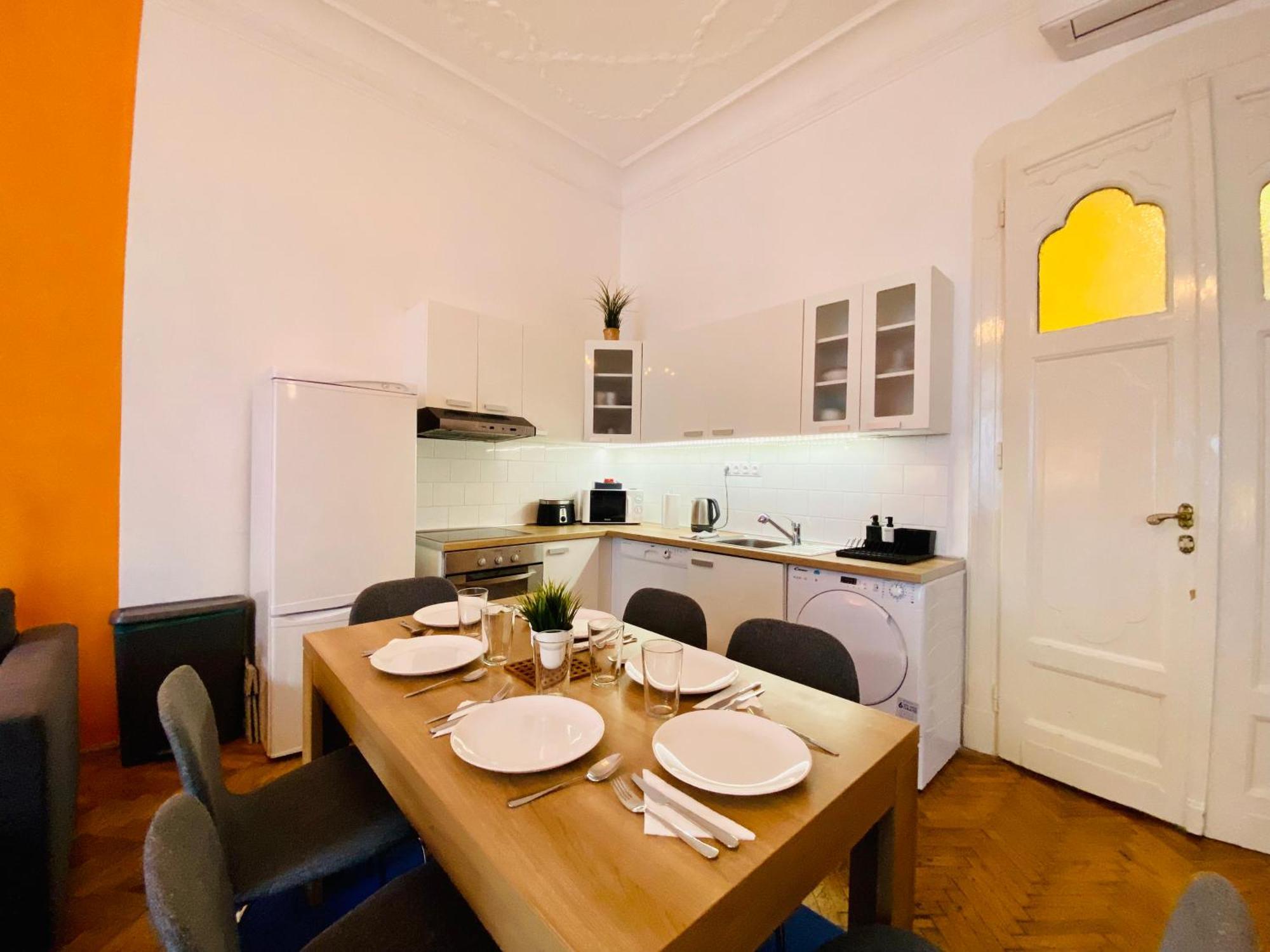 Huge Family Friendly 2br Downtown - Deco House Apartment *
