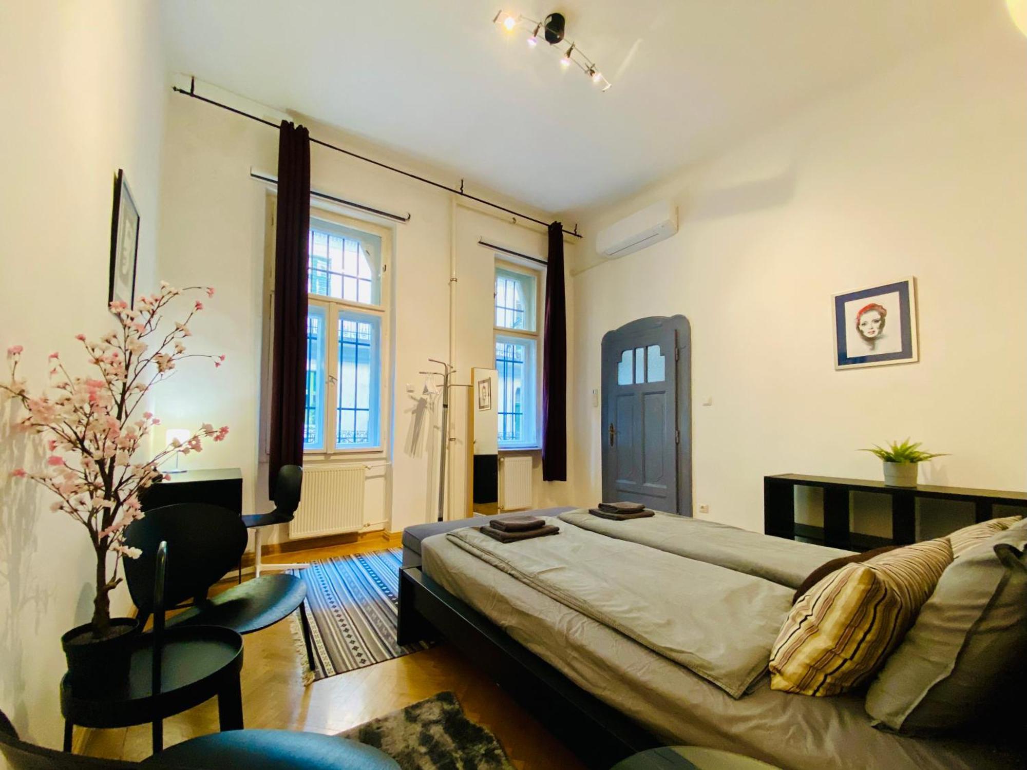 Huge Family Friendly 2br Downtown - Deco House Apartment *